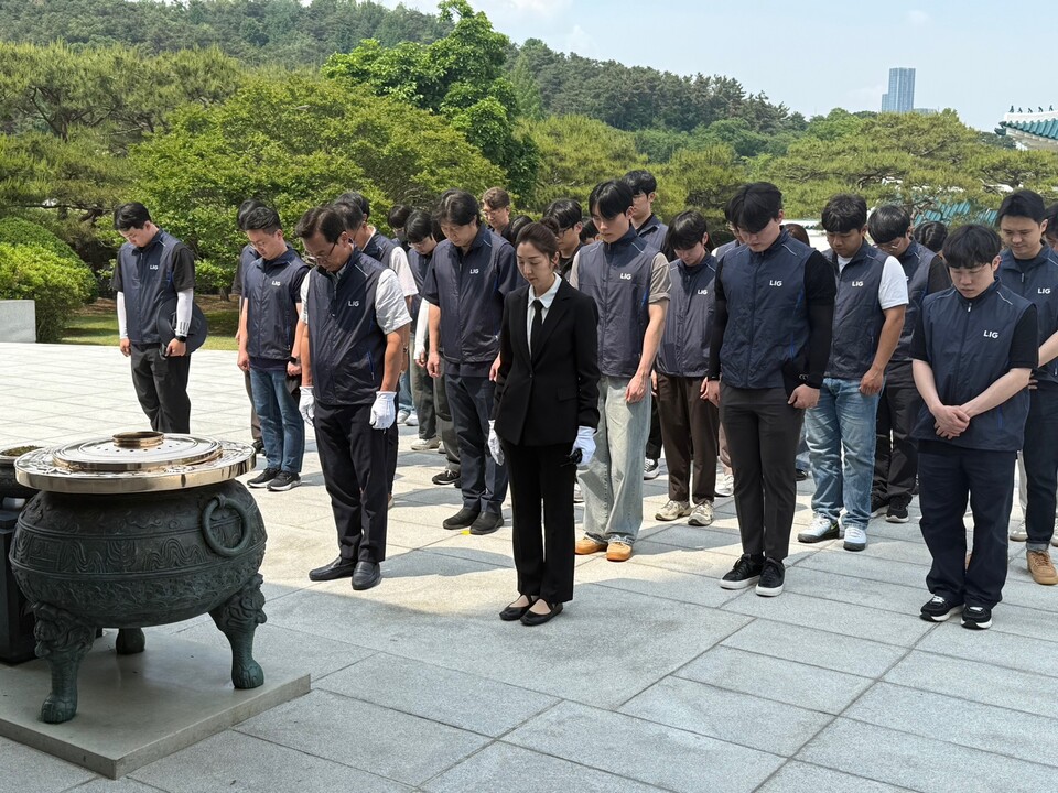 신익현 LIG넥스원 대표이사와 신입 사원들이 현충원을 찾아 순국선열과 호국영령의 희생을 추모했다.<LIG넥스원>
