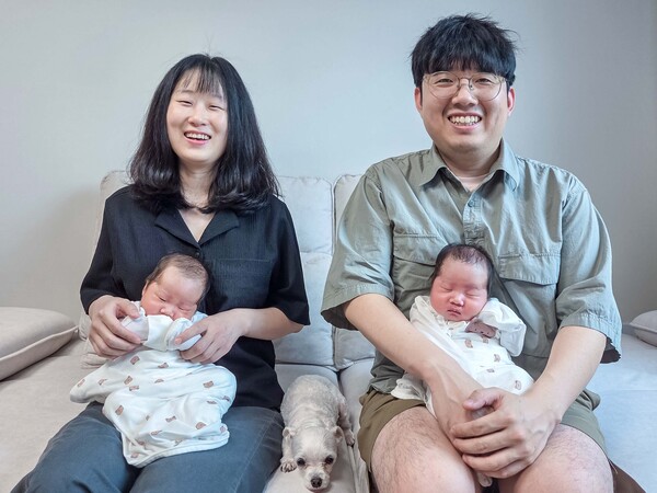 지난달 쌍둥이 출산으로 2000만원의 육아동행지원금을 받은 강남경 한화비전 하드웨어 개발2팀 책임(왼쪽) 가족.<한화갤러리아>