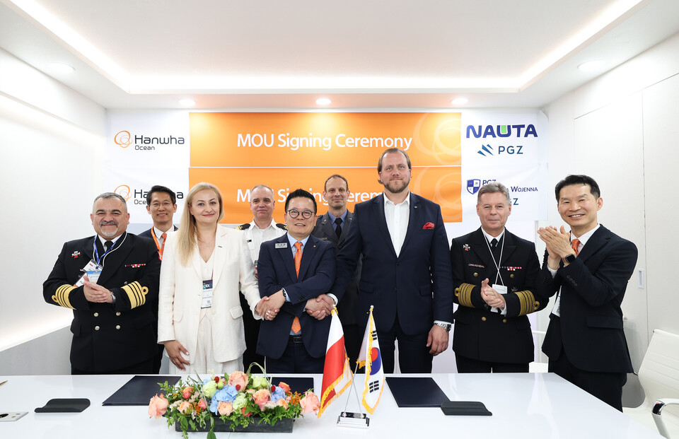 지난 28일 마덱스 전시회 부스에서 한화오션 특수선사업부장 어성철 사장(왼쪽에서 세번째)과 PGZ SW 마르친 링벨스키 사장(왼쪽에서 네번째), 나우타 조선소 모니카 코자키에비치 사장(왼쪽에서 두번째) 등 3사 관계자들이 참석한 가운데 함정 건조 협력을 위한 양해각서를 체결했다.<한화오션>