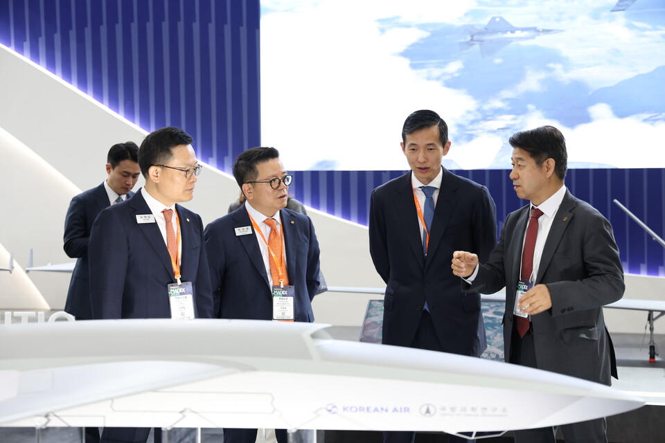 김동관 한화그룹 부회장이 ‘MADEX 2025‘ 이튿날인 29일 한화 방산계열사 사장들과 관계자로부터 설명을 듣고 있다.<한화>