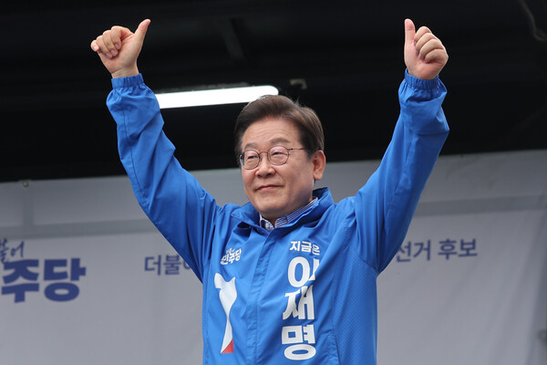 이재명 더불어민주당 대선후보가 2일 경기 하남시 스타필드 하남 광장에서 지지를 호소하고 있다.<뉴시스>