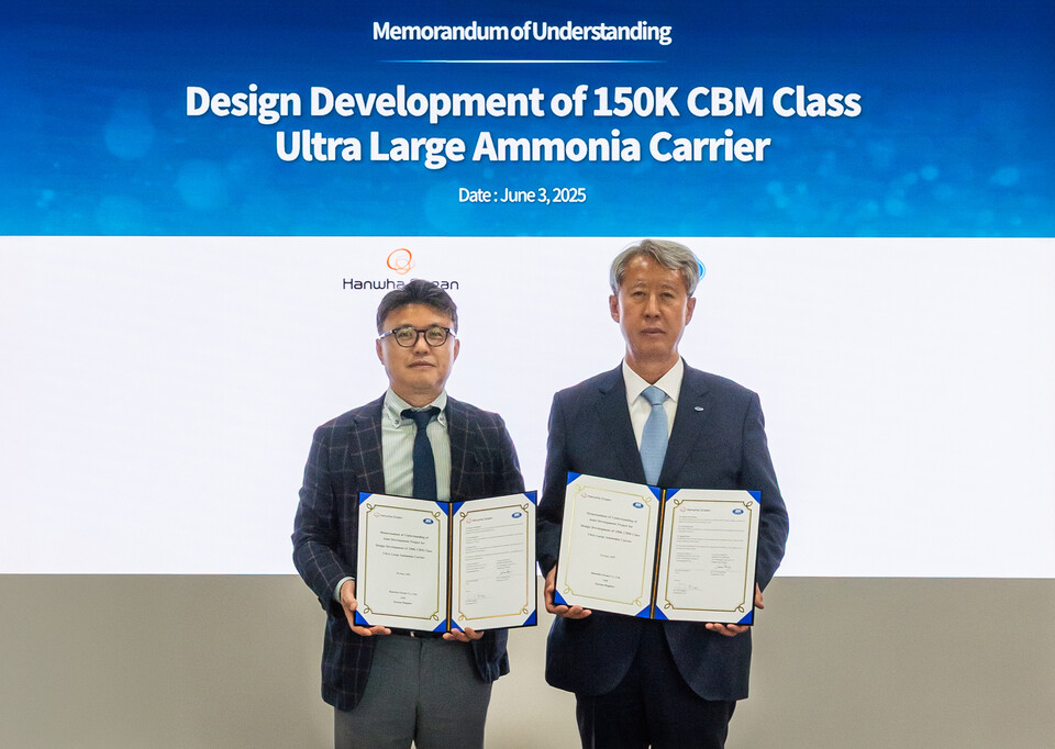 한화오션 상선사업부장 김종서 사장(왼쪽)과 한국선급 이형철 회장이 15만CBM급 초대형 암모니아운반선 기술협력 MOU에 서명한 뒤 기념촬영을 하고 있다.<한화오션>