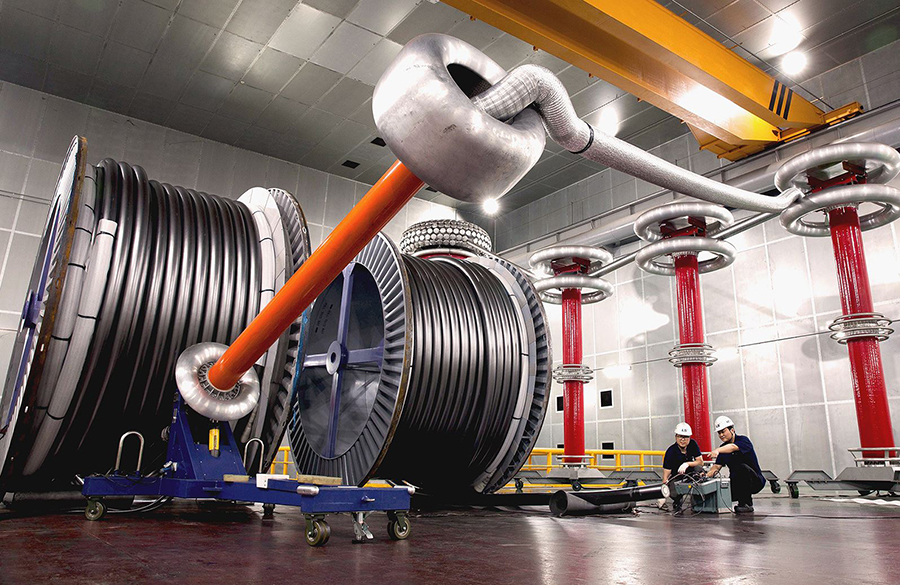 LS전선 직원이 구미 공장에서 초고압 직류(HVDC) 케이블을 테스트하고 있다.<LS전선>