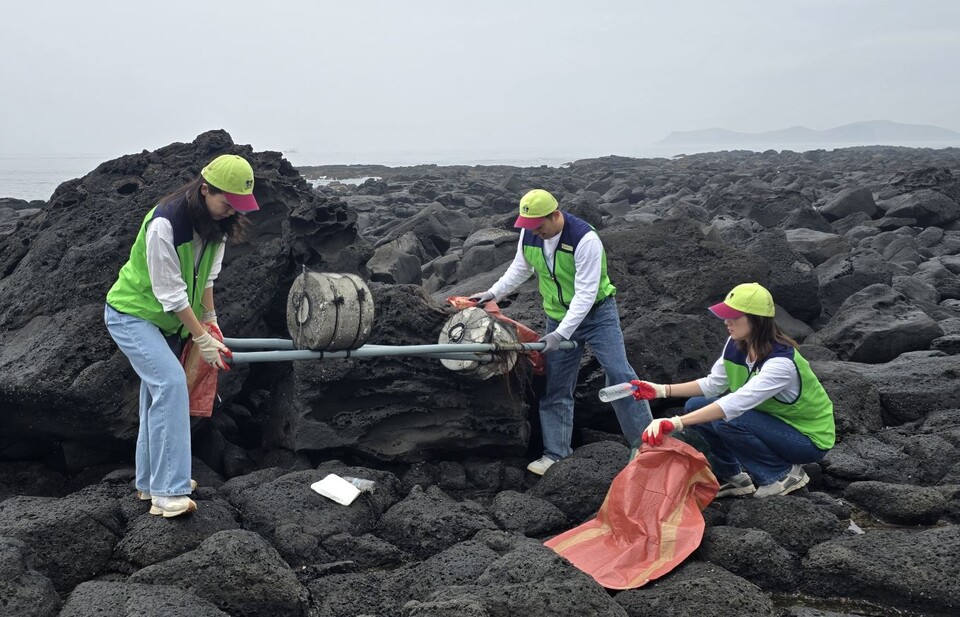 진에어가 지난 10일 제주 해안에서 환경 보호 활동을 진행했다.<진에어>