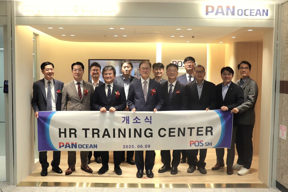 안중호 팬오션 대표(앞줄 왼쪽 네번째)와 김동균 포스에스엠 대표이사 전무(앞줄 왼쪽 다섯번째)가 지난 9일 부산 포스에스엠 본사에서 선 교육 및 훈련을 위한 ‘HR TRAINING CENTER‘ 개소식에서 기념촬영을 하고 있다.<팬오션>