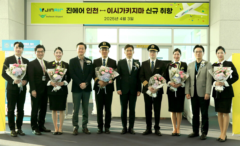 박병률 진에어 대표이사(오른쪽에서 다섯번째)와 임직원들이 이시가키지마 노선 신규 취항 기념사진을 촬영하고 있다.<진에어>