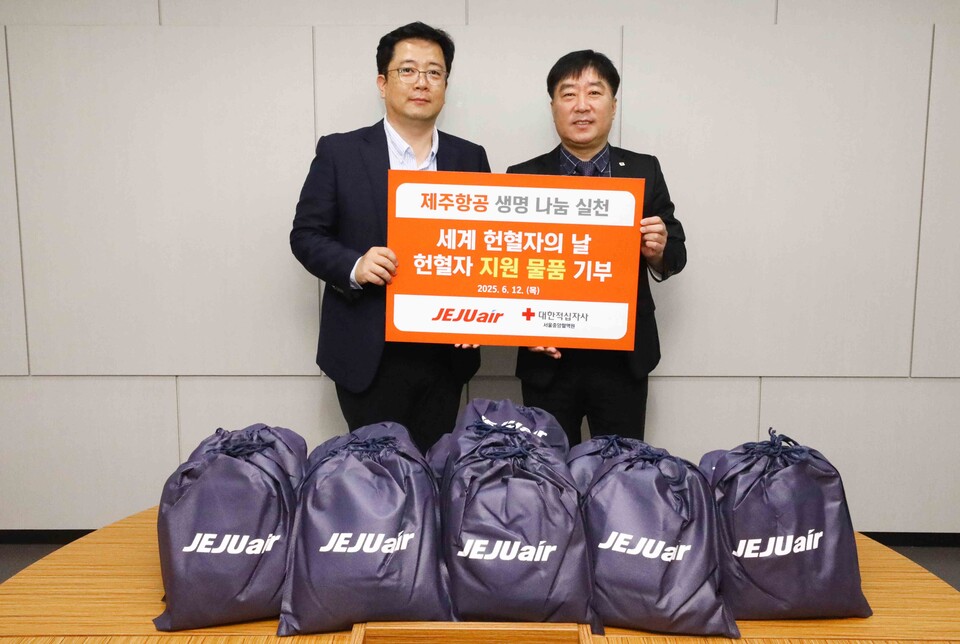 김정제(왼쪽) 제주항공 산업안전보건팀장이 12일 서울 강서구에 위치한 제주항공 서울지사에서 정노식 대한적십자사 서울중앙혈액원 헌혈개발팀장에게 헌혈자 지원 물품을 전달한 뒤 기념촬영을 하고 있다.<제주항공>