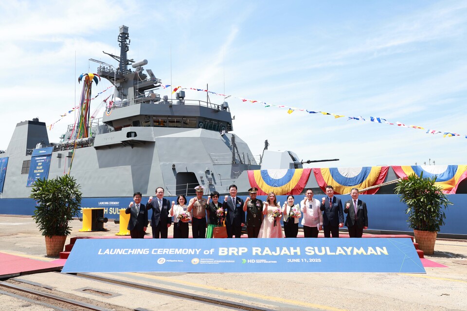 HD현대중공업 울산 본사에서 지난 11일 실시한 2400톤급 필리핀 원해경비함 ‘라자 술라이만함’의 진수식에서 참석자들이 기념사진을 촬영하고 있다. 사진 왼쪽 여섯 번째부터 주원호 HD현대중공업 특수선사업대표, 필리핀 로미오 브라우너 합참의장.<HD현대중공업>