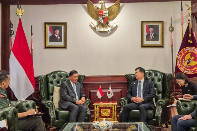 석종건(오른쪽) 방위사업청장과 샤프리 삼수딘 인도네시아 국방장관이 면담을 하고 있다.<방위사업청>