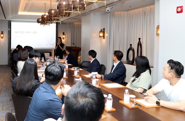 롯데호텔앤리조트는 2025년 아시아태평양경제협력체(APEC) 정상회의 성공적인 개최를 지원하고자 개최지인 경주 지역 숙박업 종사자를 대상으로 한 전문 교육 및 벤치마킹 프로그램을 성황리에 마쳤다고 16일 밝혔다.<롯데호텔앤리조트>