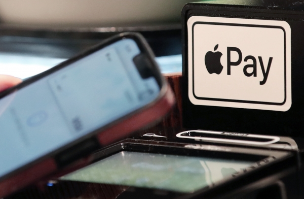 서울 시내의 한 음식점 계산대에 애플페이 결제 가능 안내 스티커가 붙어있다.<뉴시스>