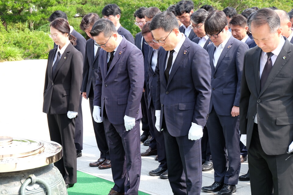 손재일 한화에어로스페이스∙한화시스템 대표(우측 두번째)와 어성철 한화오션 특수선사업부장(좌측 두번째)이 임직원들과 함께 19일 국립서울현충원에서 참배하고 있다.<한화>