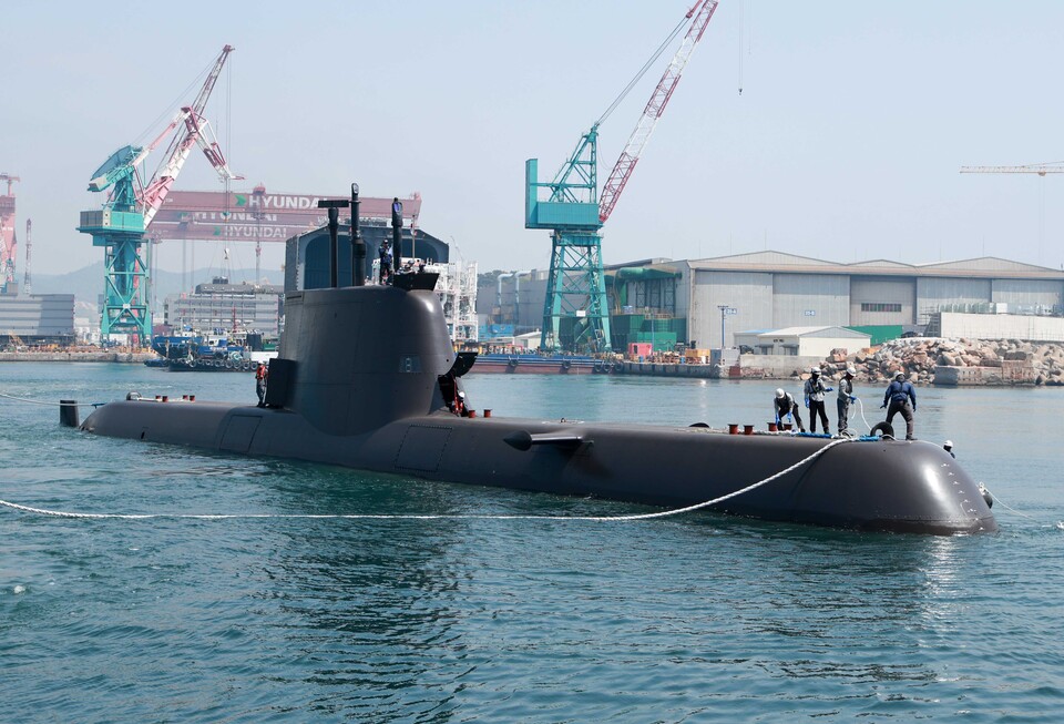 디젤잠수함 ‘윤봉길함’이 창정비 시운전을 마치고 입항하고 있다.<HD현대중공업>