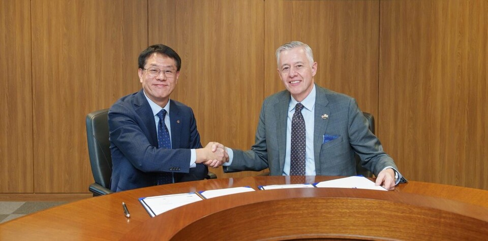 박성균 한화시스템 DE사업단장(왼쪽), 켄 토도로프 노스롭 그루먼 지휘통제 및 무기 통합 부문 부사장.<한화시스템>