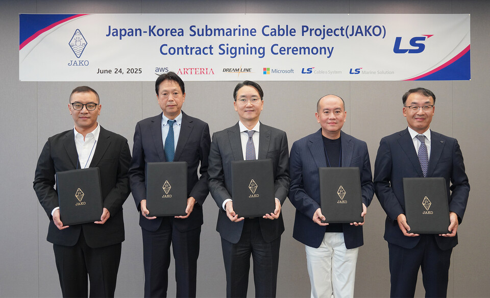 지난 24일 오후 서울 용산구 LS용산타워에서 진행된 ‘JAKO(Japan–Korea) 프로젝트’ 서명식에서 (왼쪽부터) 이한욱 AWS APAC 백본 총괄, 다츠야 아베 아르테리아 네트웍스 대표, 한윤재 드림라인 대표, 스탠리 임 마이크로소프트 상무, 주완섭 LS전선 통신·산업솔루션사업본부장(전무)가 기념 촬영을 하고 있다.<LS전선>