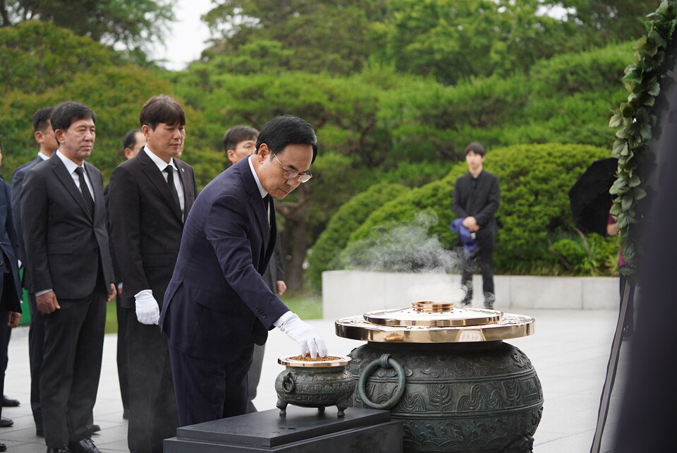 이용배 현대로템 대표이사가 25일 국립서울현충원 현충탑에서 순국선열 및 호국영령에 분향하고 있다.<현대로템>