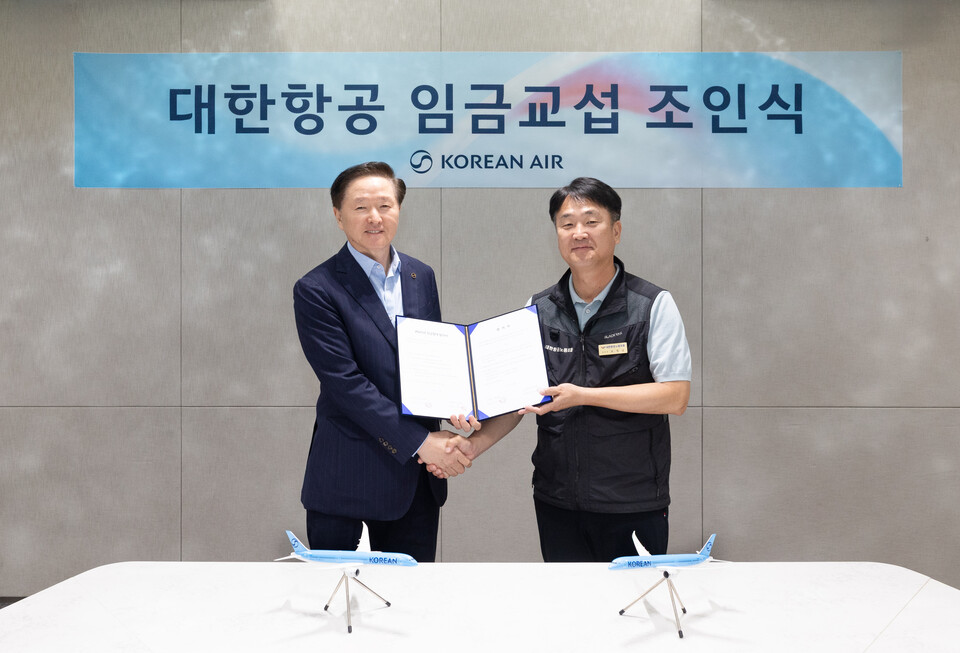 우기홍 대한항공 부회장(왼쪽)과 조영남 대한항공 노동조합위원장이 26일 서울 강서구 대한항공 본사에서 열린 ‘2025년 임금교섭 조인식’에서 기념사진을 촬영하고 있다.<대한항공>