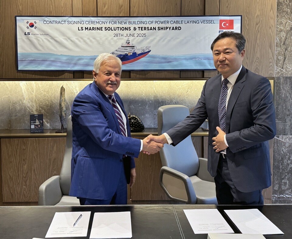지난 28일 튀르키예 이스탄불에서 열린 선박 건조 서명식에서 김병옥 LS마린솔루션 대표(오른쪽)와 누레틴 팍수 테르산 조선소 대표가 기념 촬영을 하고 있다.<LS마린솔루션>