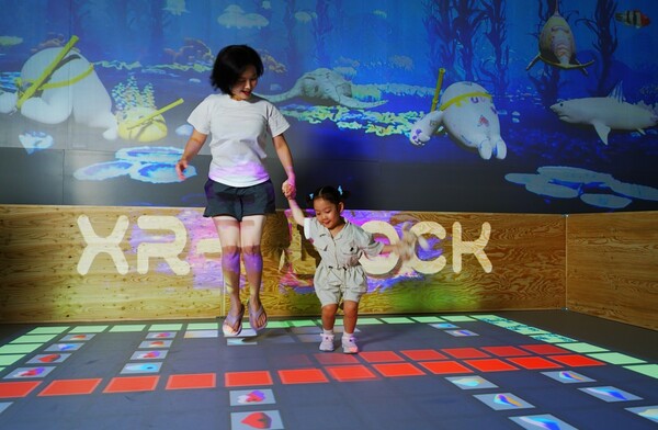 한화리조트 설악 쏘라노 퓨처그라운드에서 게임을 즐기는 고객.<한화호텔앤리조트>