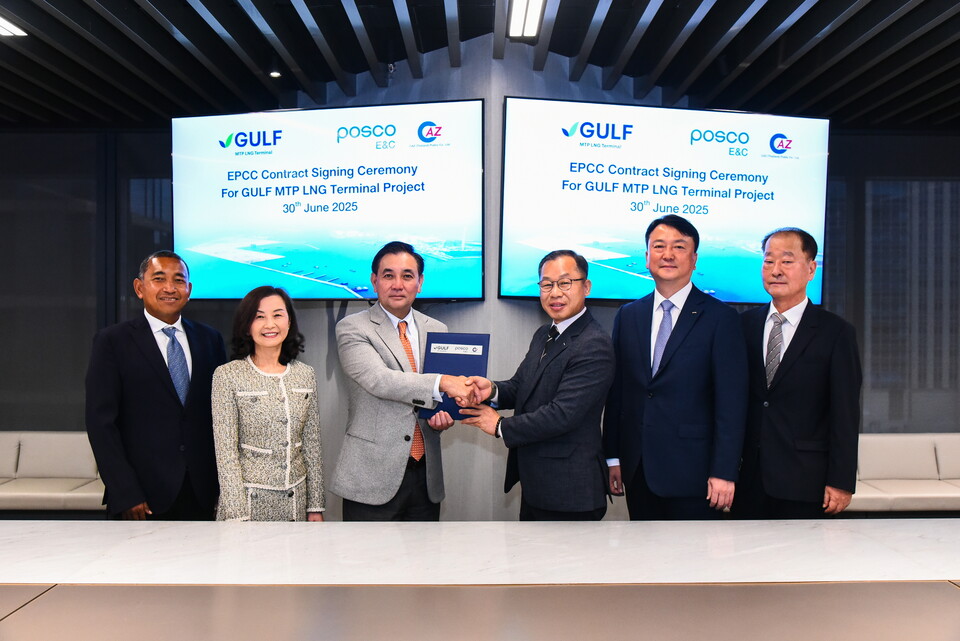 포스코이앤씨가 태국 Gulf Development 사에서 Gulf MTP LNG 터미널 사업 관련 계약을 체결하고 기념 사진 촬영을 하고 있다.<포스코이앤씨>