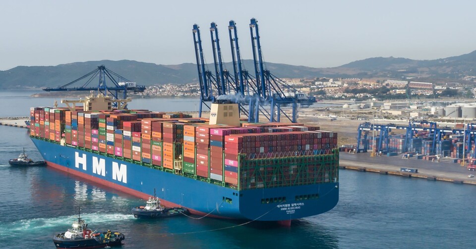 스페인 알헤시라스 터미널(TTIA)에 기항하는 2만4000 TEU급 컨테이너선 ‘HMM 알헤시라스호’.<HMM>