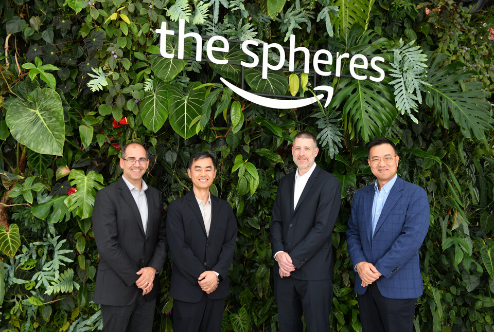 지난 1일(현지시간) 시애틀 아마존 본사 내 더 스피어스에서 현대제철과 AWS 주요 임원들이 협약을 체결한 후 기념촬영을 하고 있다. (왼쪽부터) 마틴 맬릭 AWS 부사장, 김승회 현대제철 상무, 케리 퍼슨 AWS 부사장, 김후곤 현대제철 상무.<현대제철>