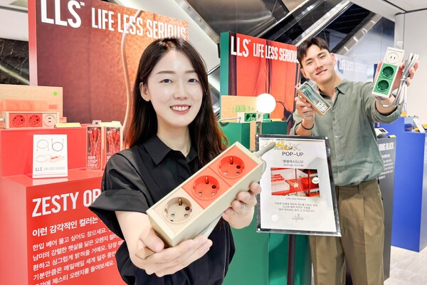 서울 갤러리아명품관 웨스트 4층에서 모델들이 ‘엘엘에스(LLS)’ 팝업스토어의 대표 제품인 인테리어 오브제 멀티탭을 소개하고 있다.<한화갤러리아>