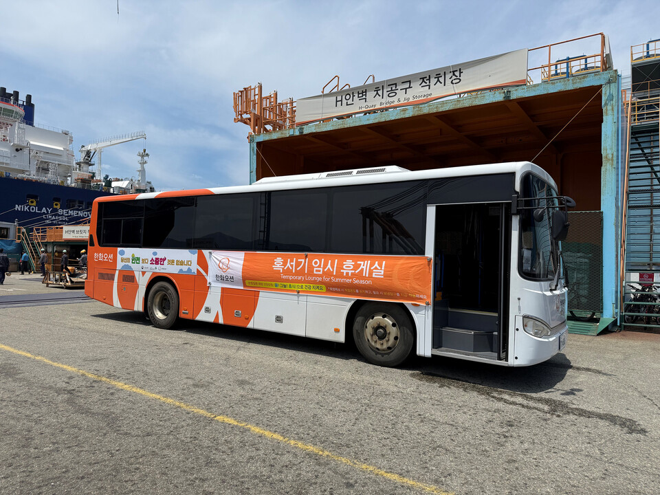 한화오션이 폭염을 극복하기 위해 다양한 온열질환 예방 활동을 전개하며 직원들의 건강을 살피고 있다.<한화오션>