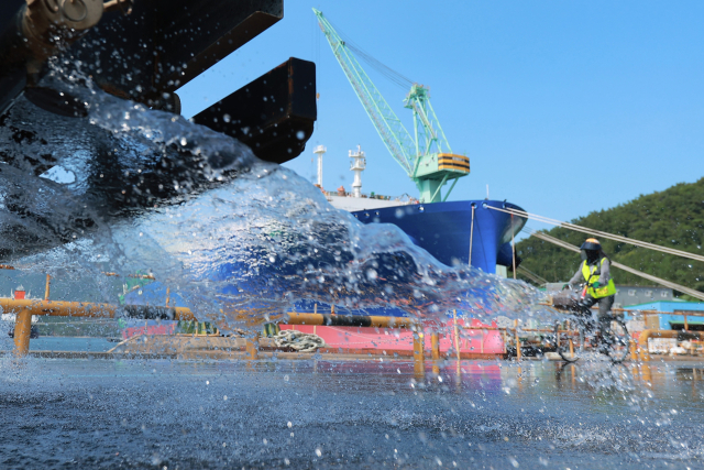 삼성중공업 거제조선소에서 작업장 온도를 낮추기 위해 살수차를 동원해 물을 뿌리고 있다.<삼성중공업>
