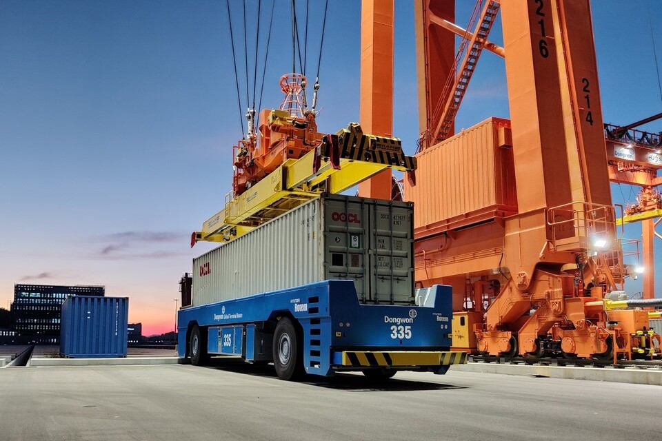 현대로템이 부산 신항 7부두에 공급한 항만 AGV.<현대로템>