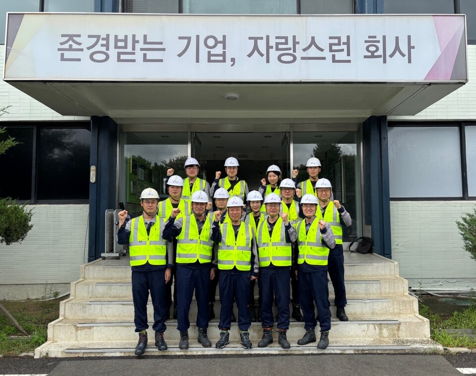 온열질환 예방 캠페인에 참여한 KG스틸 및 자회사의 임직원.<KG스틸>