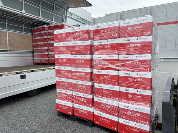 신세계그룹이 집중호우로 피해를 입은 지역의 빠른 복구를 위해 긴급물품을 지원하기로 했다.<신세계그룹>