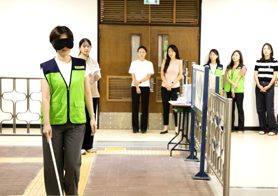 지난 21일 진에어 객실·공항 근무 직원들이 국립재활원에서 장애체험교육에 참여하고 있다.<진에어>