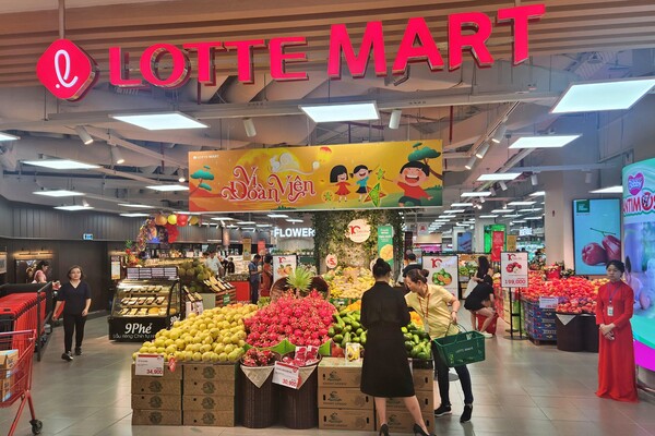 롯데마트가 지난해 7월 4일 베트남 하노이센터점을 그로서리 전문점으로 리뉴얼한 지 1년이 지났다. 사진은 베트남 롯데마트 하노이센터점 매장 입구 전경.<롯데마트>