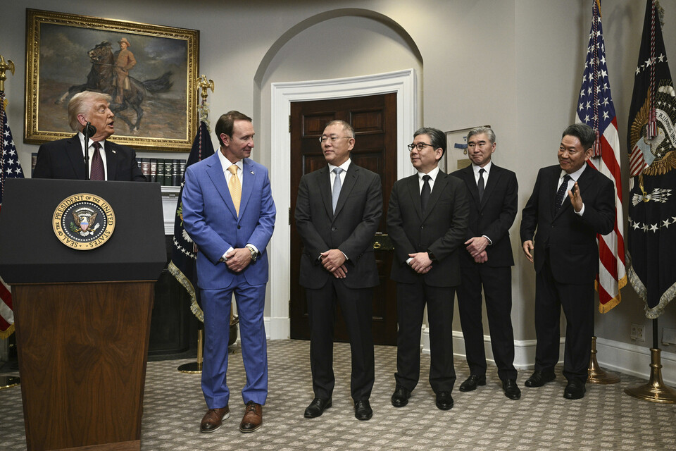 도널드 트럼프(왼쪽) 미국 대통령이 지난 3월 24일(현지시각) 백악관 루스벨트룸에서 한국의 대미 신규 투자를 발표하면서 정의선(왼쪽 세 번째부터) 현대자동차그룹 회장, 장재훈 현대자동차 부회장, 성 김 현대자동차 사장, 서강현 현대제철 사장 등을 호명하고 있다.<뉴시스>