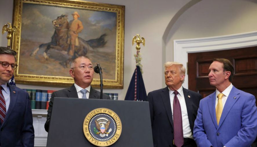 정의선(왼쪽 두 번째) 현대차그룹 회장이 지난 3월 미국 백악관 루스벨트룸에서 도널드 트럼프 미국 대통령(오른쪽 두번째)이 지켜보는 가운데 대미 신규 투자 계획을 발표하고 있다.<뉴시스/AP>