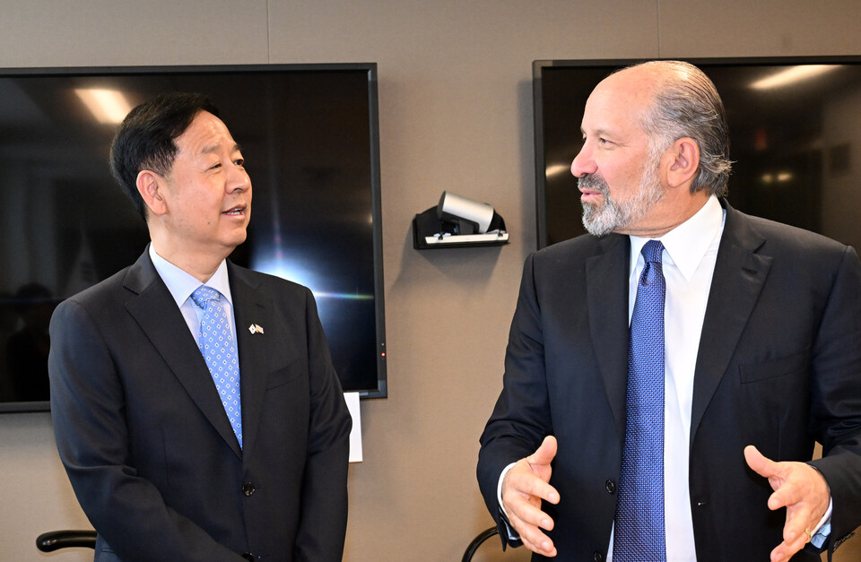 구윤철(왼쪽) 부총리 겸 기획재정부 장관이 지난 29일(현지시각) 미국 상무부에서 하워드 러트닉 상무장관과 통상협의에 앞서 환담을 나누고 있다.<기획재정부>