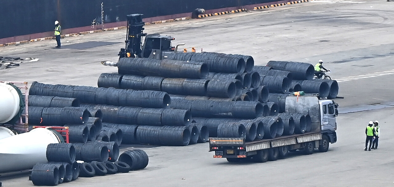 한미 관세협상이 타결된 31일 경기 평택시 포승읍 평택항에 철강제품이 쌓여 있다.<뉴시스>
