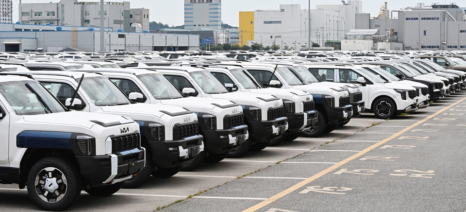 한미 관세협상이 타결된 지난달 31일 경기 평택시 포승읍 평택항 자동차 전용부두에 선적을 기다리는 수출용 차량이 세워져 있다.<뉴시스>