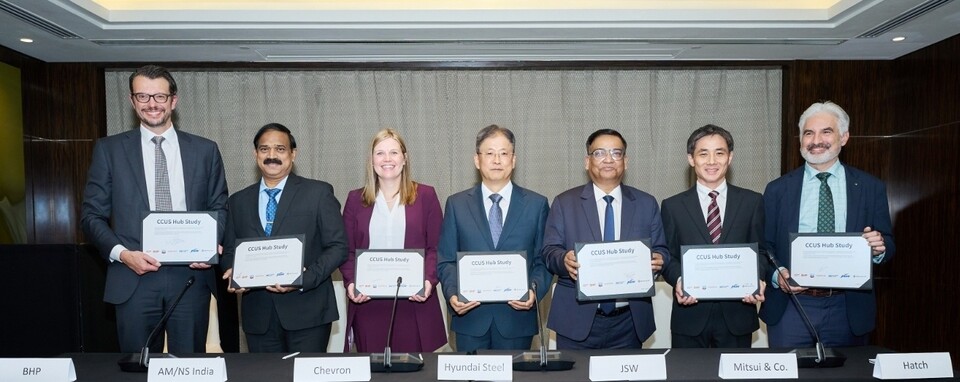 현대제철을 비롯한 참여사들이 공동 연구 협약을 체결한 후 기념촬영을 하고 있다. (왼쪽부터) BHP 그룹 영업·마케팅 담당 미카엘 호버스, AM/NS 인디아 지속가능경영 총괄 아르빈드 보단커르, 쉐브론 사업개발 담당 앨리스 플레셔 부사장, 현대제철 공정연구센터장 김용희 상무, JSW스틸 지속가능경영 담당 프라보다 아차르야, 미쓰이상사 탄소중립사업 총괄 켄 야스하라, Hatch 기후변화 부문 총괄 얀 곽.<현대제철>
