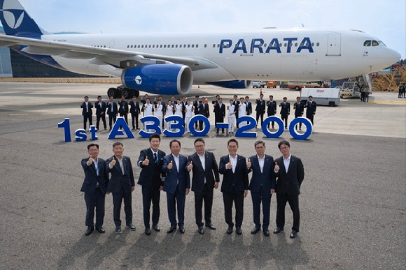 지난 2일 김포공항에서 진행된 파라타항공 1호기 도입식에서 윤철민 파라타항공 대표(오른쪽에서 네번째), 윤희종 위닉스 회장(왼쪽에서 네번째)과 임직원들이 기념 촬영을 하고 있다.<파라타항공>
