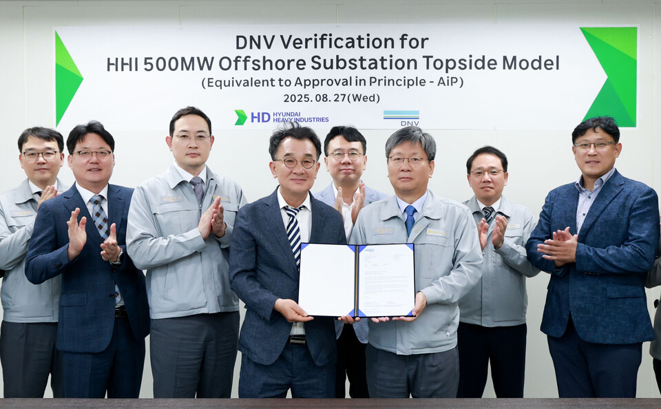 HD현대중공업이 노르웨이선급(DNV)으로부터 자체 개발한 500MW급 해상변전소(OSS) 모델에 대한 국제 설계 검증서를 획득했다. 신성호 DNV 영업 대표(왼쪽부터 네 번째), 원광식 HD현대중공업 해양에너지사업본부장(왼쪽부터 여섯 번째).<HD현대중공업>