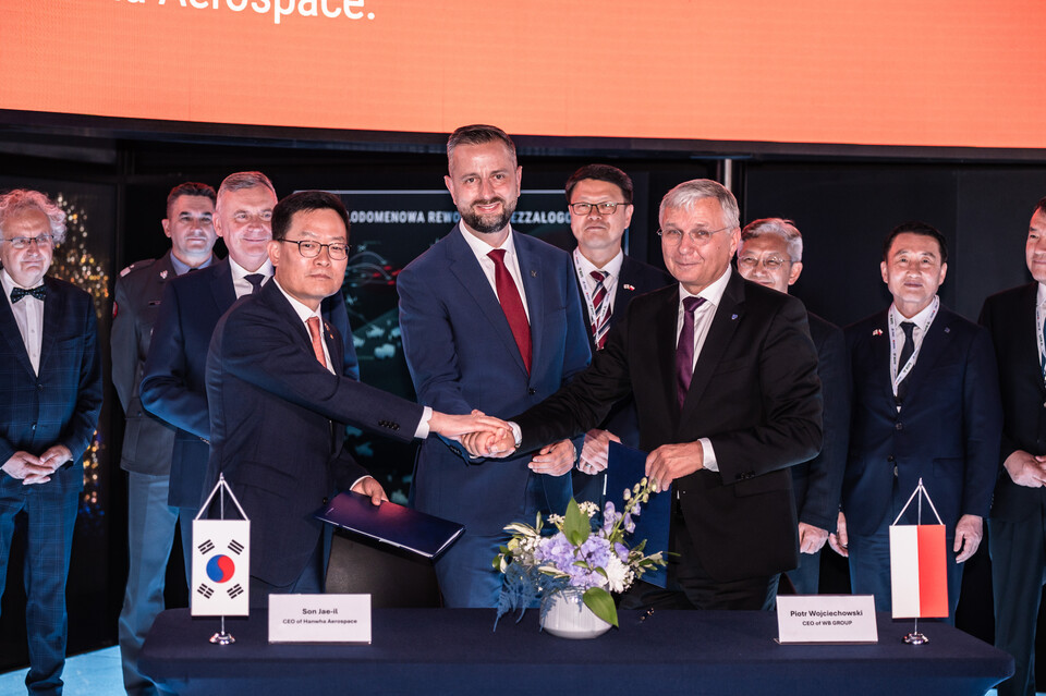 지난 2일(현지시간) 폴란드 키엘체 국제 방위산업 전시회(MSPO 2025)에서 열린 천무 유도탄 생산을 위한 현지 합작법인 계약식에서 손재일(앞줄 왼쪽) 한화에어로스페이스 대표, 코시니악 카미슈(앞줄 가운데) 국방부 장관 겸 부총리, 피오트르 보이첵(앞줄 오른쪽) WB그룹 회장 등 관계자들이 기념 촬영하고 있다.<한화에어로스페이스>