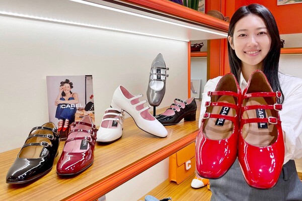 서울 강남구 갤러리아백화점 서울 명품관에서 모델이 제품을 소개하고 있다.<한화갤러리아>