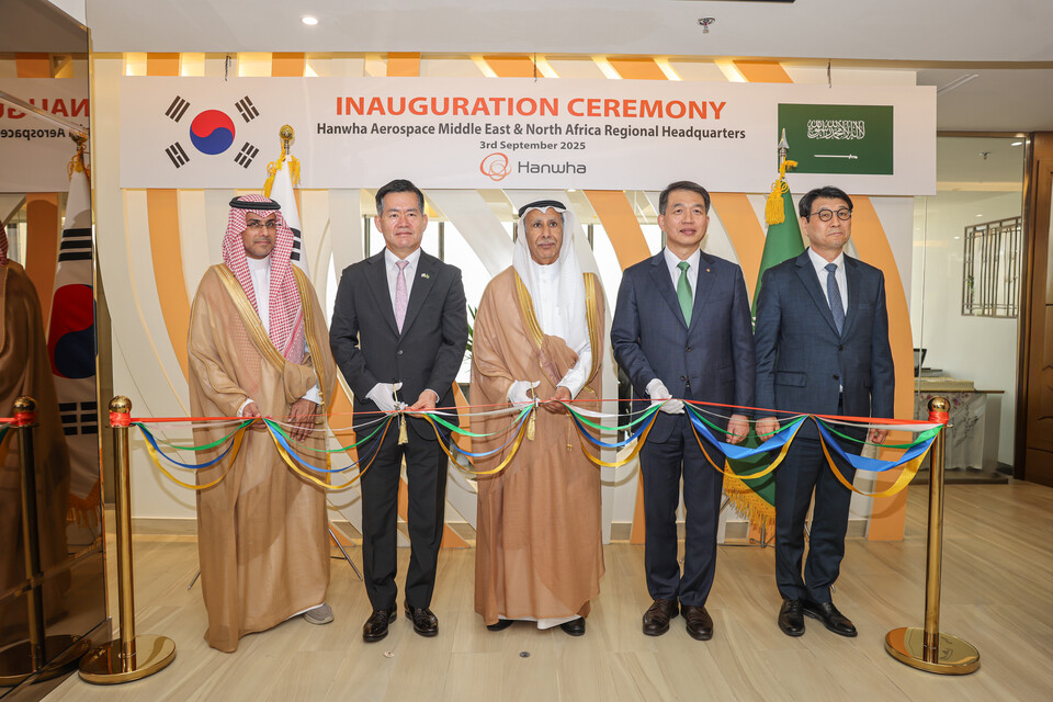 지난 3일(현지시간) 사우디아라비야 리야드에서 열린 한화에어로스페이스 중동 총괄법인 개소식에 참가한 관계자들이 축하 세리머니를 하고 있다. (왼쪽부터) 살레 빈 압둘라 알 아킬리 사우디 군수산업청 부청장, 석종건 방위사업청장, 아흐마드 압둘아지즈 알 오할리 사우디 군수산업청장, 성일 한화에어로스페이스 중동·북아프리카 총괄법인 사장, 문병준 주사우디 대사대리.<한화에어로스페이스>