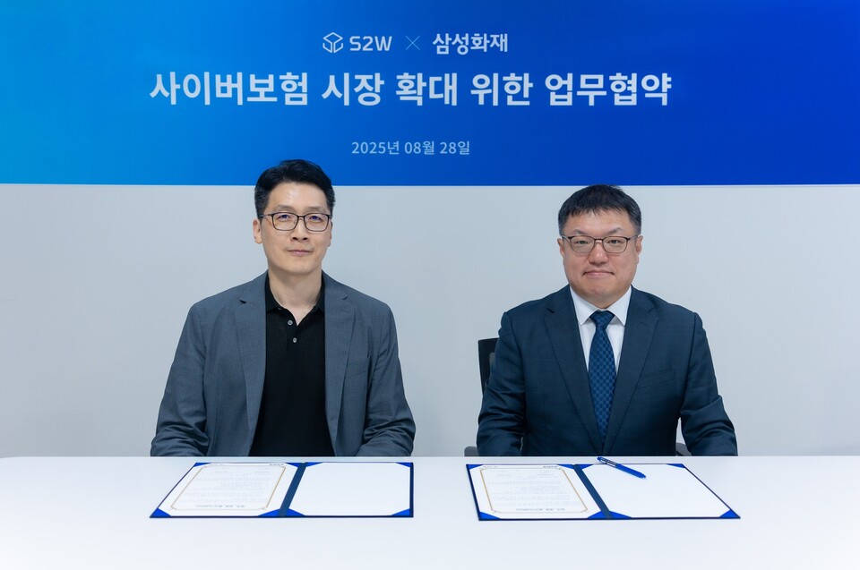 삼성화재는 이달 빅데이터 분석 인공지능(AI) 기업 에스투더블유(S2W)와 사이버보험 시장 확대를 위한 업무협약(MOU)을 체결했다. 백동헌(오른쪽) 삼성화재 특종사업단장과 서상덕 에스투더블유 대표가 기념촬영을 하고 있다.<S2W>