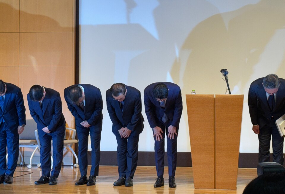 조좌진(왼쪽에서 다섯 번째) 롯데카드 대표를 비롯한 임원들이 18일 서울 중구 부영태평빌딩 컨벤션홀에서 열린 사이버 침해 사고 관련 언론 브리핑에서 고개를 숙이고 았다.<남빛하늘>