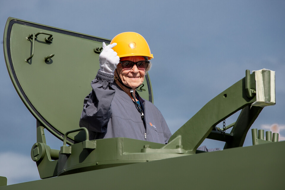 지난 19일 한화에어로스페이스 창원2사업장에서 진행된 ‘참전용사 재방한 행사‘에서 미 해군의 병원선박인 ‘헤이븐(USS HAVEN)’에서 해군 간호사로 복무한 최고령 참석자 로이스 R. 귄(98)이 K9 자주포에 올라 기념 촬영하고 있다.<한화>