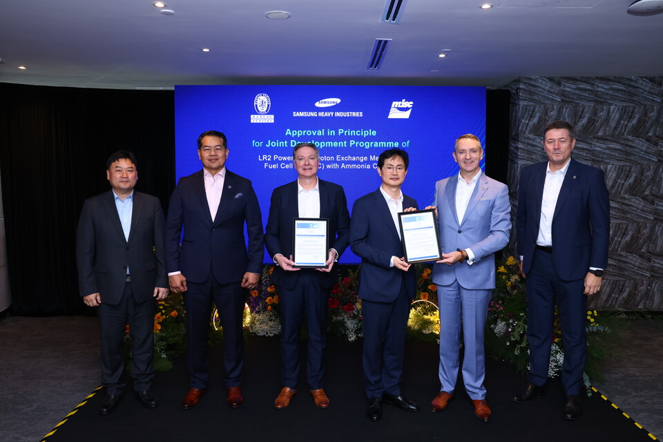 (오른쪽부터) Drago Pinteric BV선급 부사장, Alex Gregg Smitch BV선급 선임 부사장, 장해기 삼성중공업 기술개발본부 부사장, Nick Potter AET CEO&사장, Zahid Osman MISC CEO&사장, 김동주 삼성중공업 기술영업팀장이 기본설계 인증(AiP) 수여식 기념사진을 촬영하고 있다.<삼성중공업>