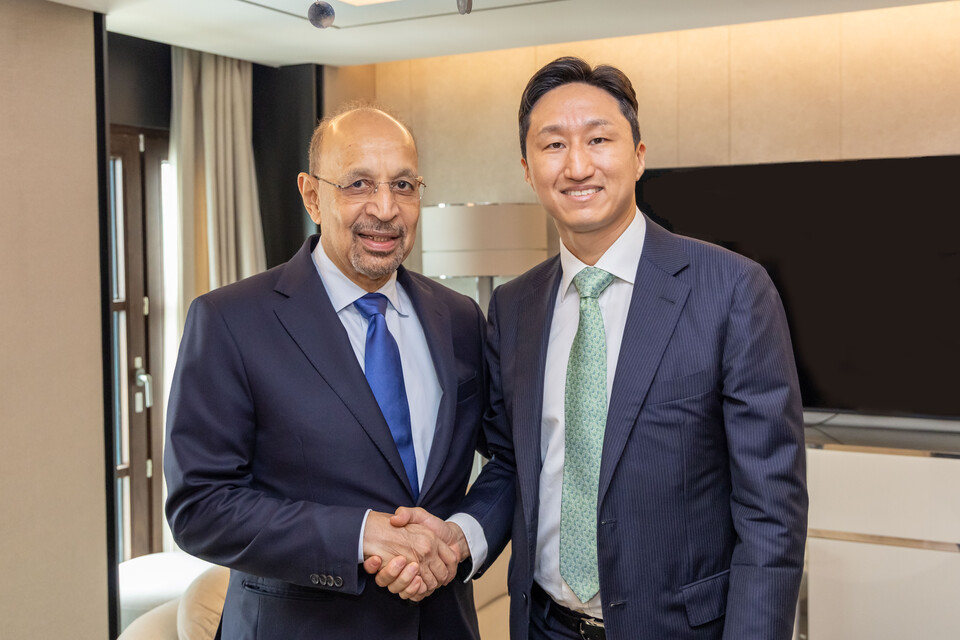 정기선(오른쪽) HD현대 수석부회장이 25일 사우디 칼리드 알팔리 투자부장관을 만나 사업 협력을 논의했다.<HD현대>